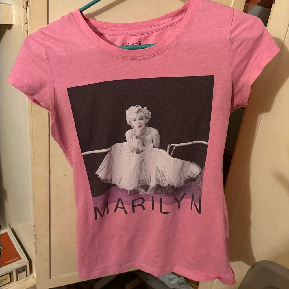 Marilyn Monroe Pink Graphic Tee for juniors Med